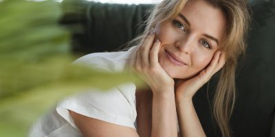 une femme heureuse sourit