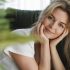 une femme heureuse sourit