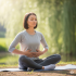Une femme fait de la méditation seule et assise
