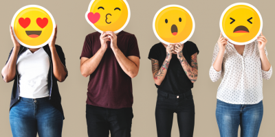 différentes émotions sous forme d'émojis remplacent des visages