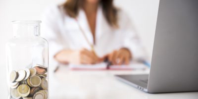 femme médecin qui travaille