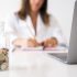 femme médecin qui travaille