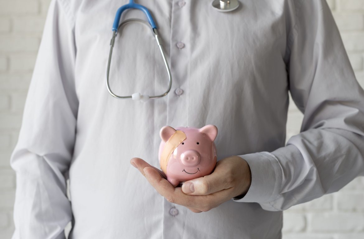 médecin avec une tirelire cochon