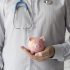 médecin avec une tirelire cochon