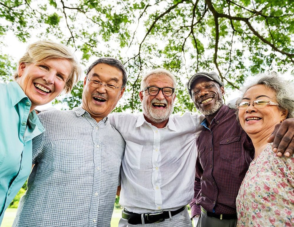 groupe de personnes séniors
