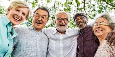 groupe de personnes séniors